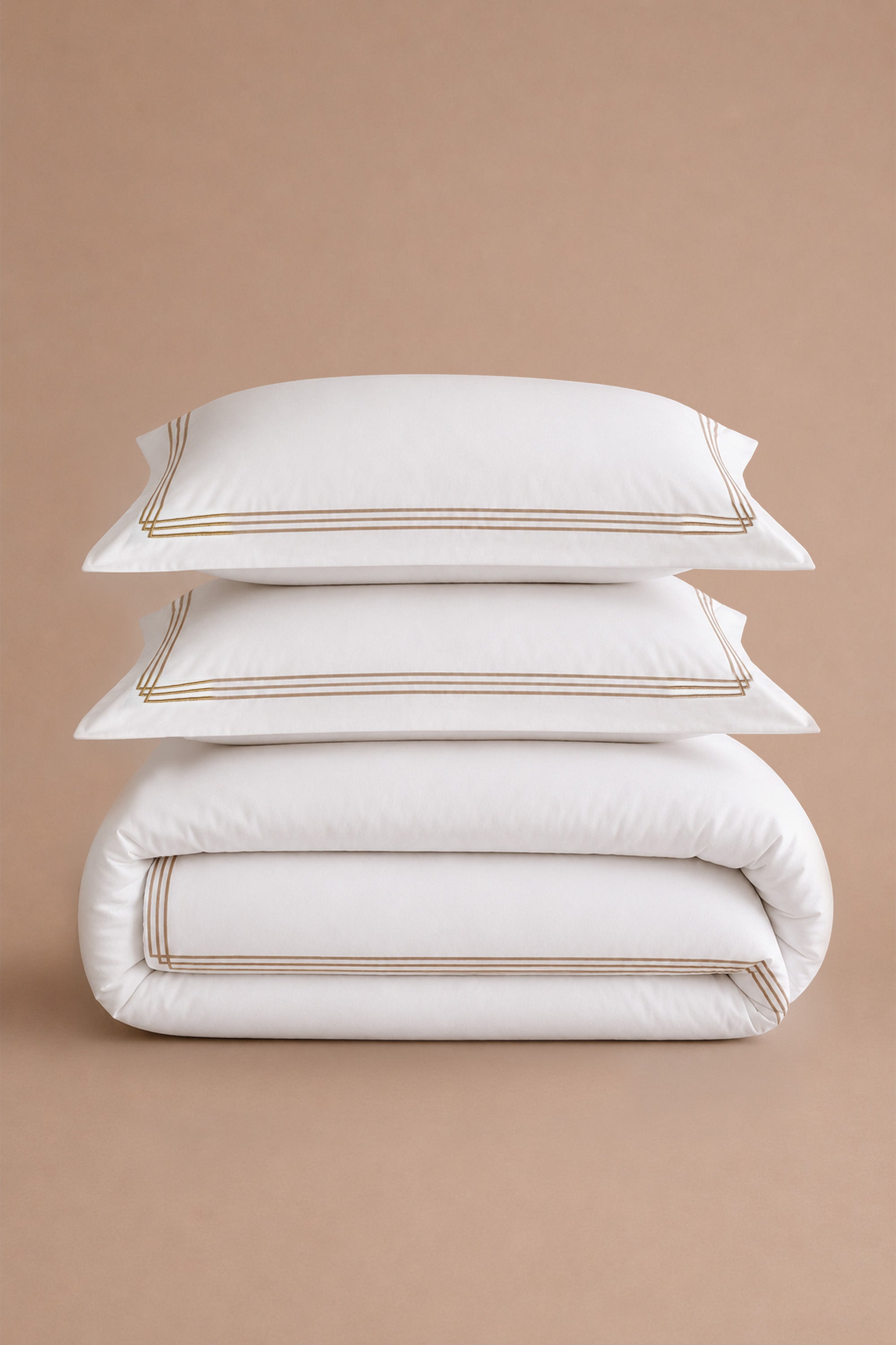 T1000 Luxe White Duvet Cover Set With 3 Line Gold Baretta